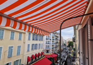 installation d'une toile de store banne au centre ville de nice