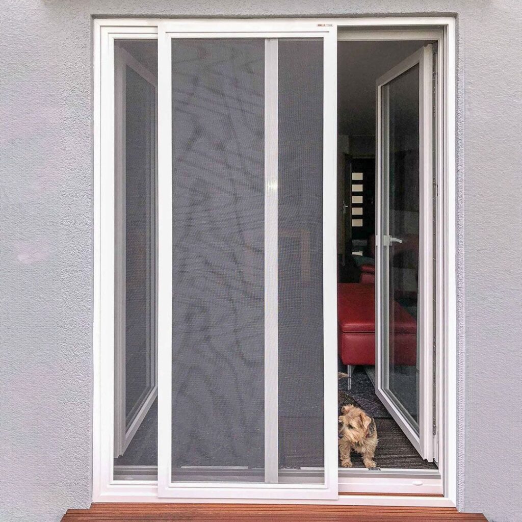 Moustiquaire coulissante pour porte d'entrée