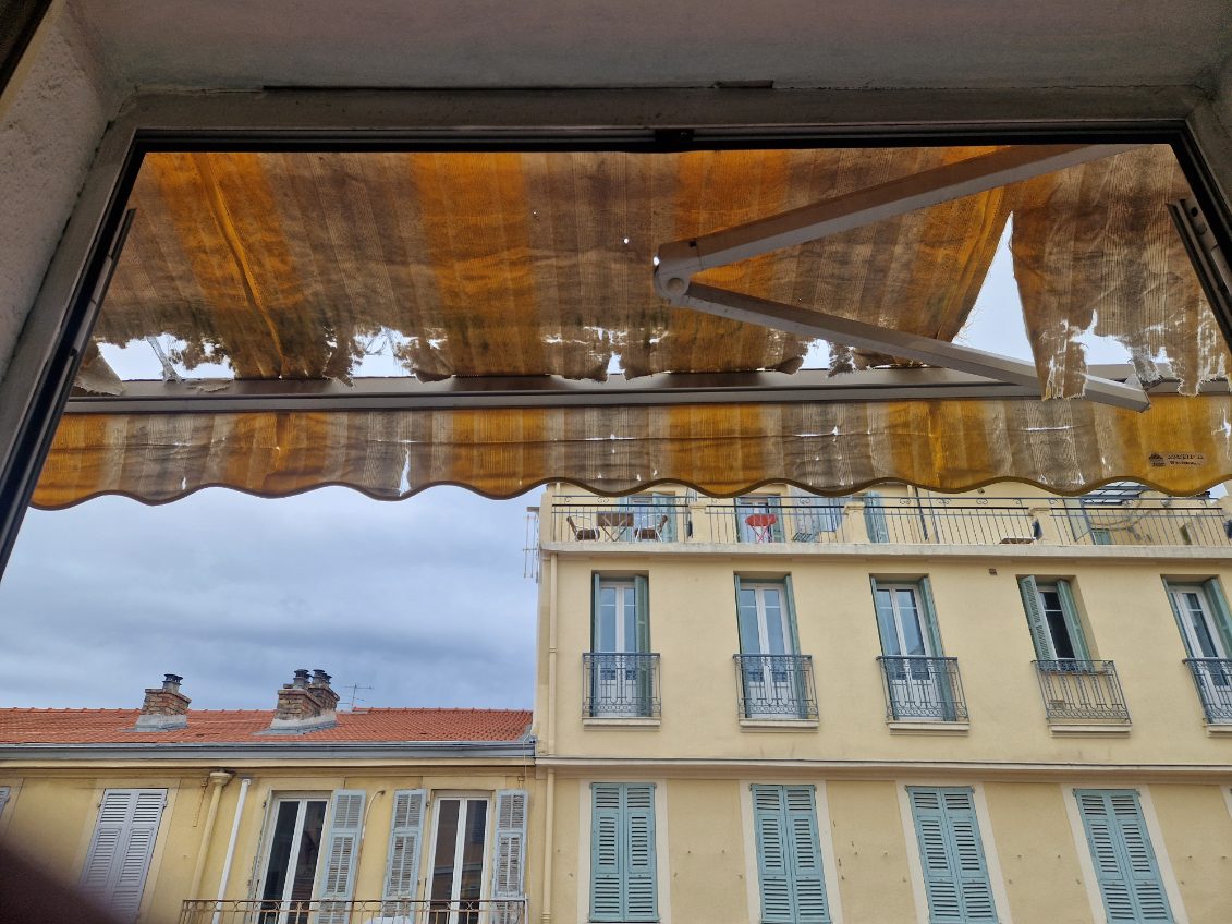 ancienne toile de store banne abimée soleil pluie