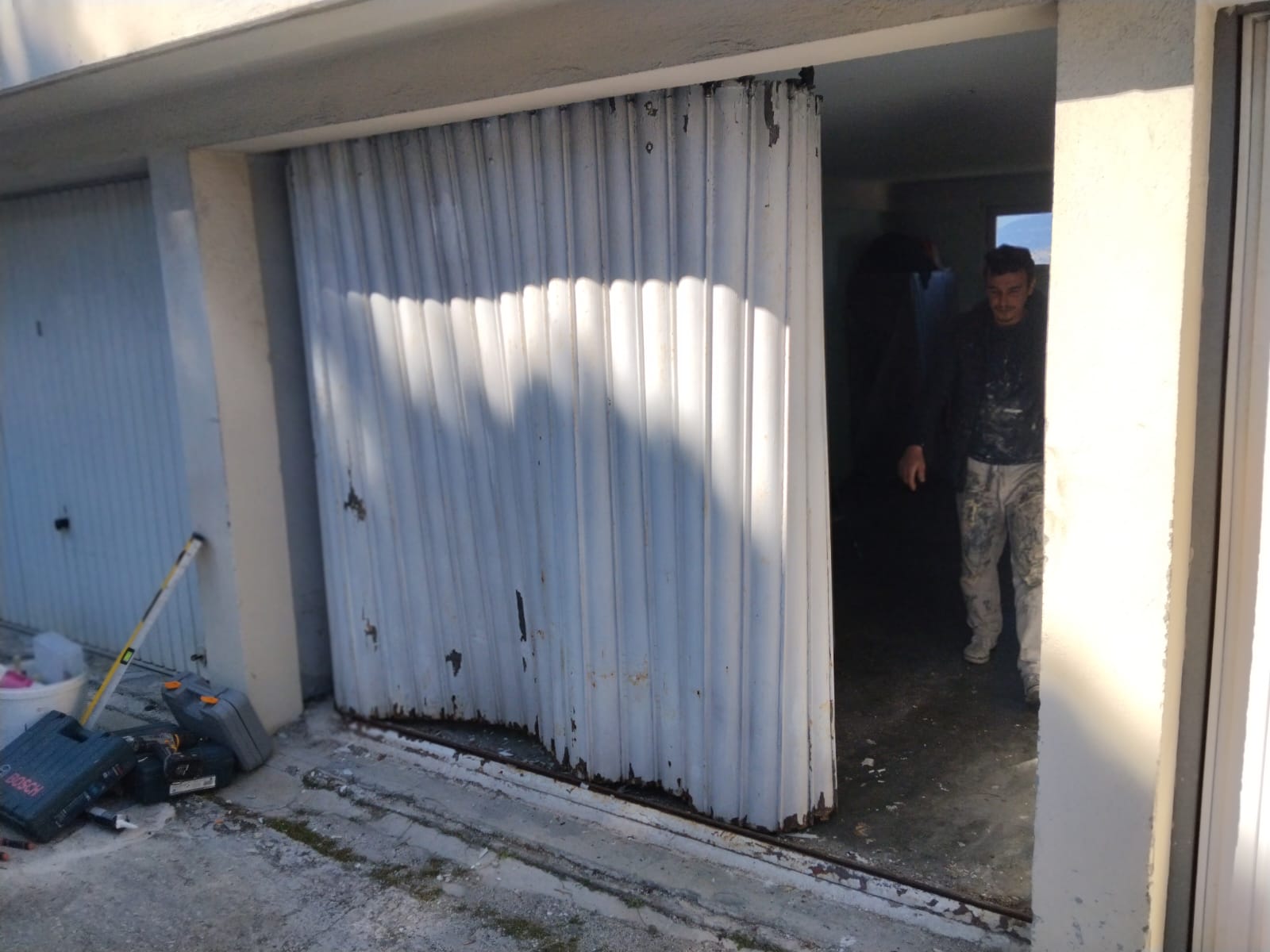 ancienne porte de garage abimée