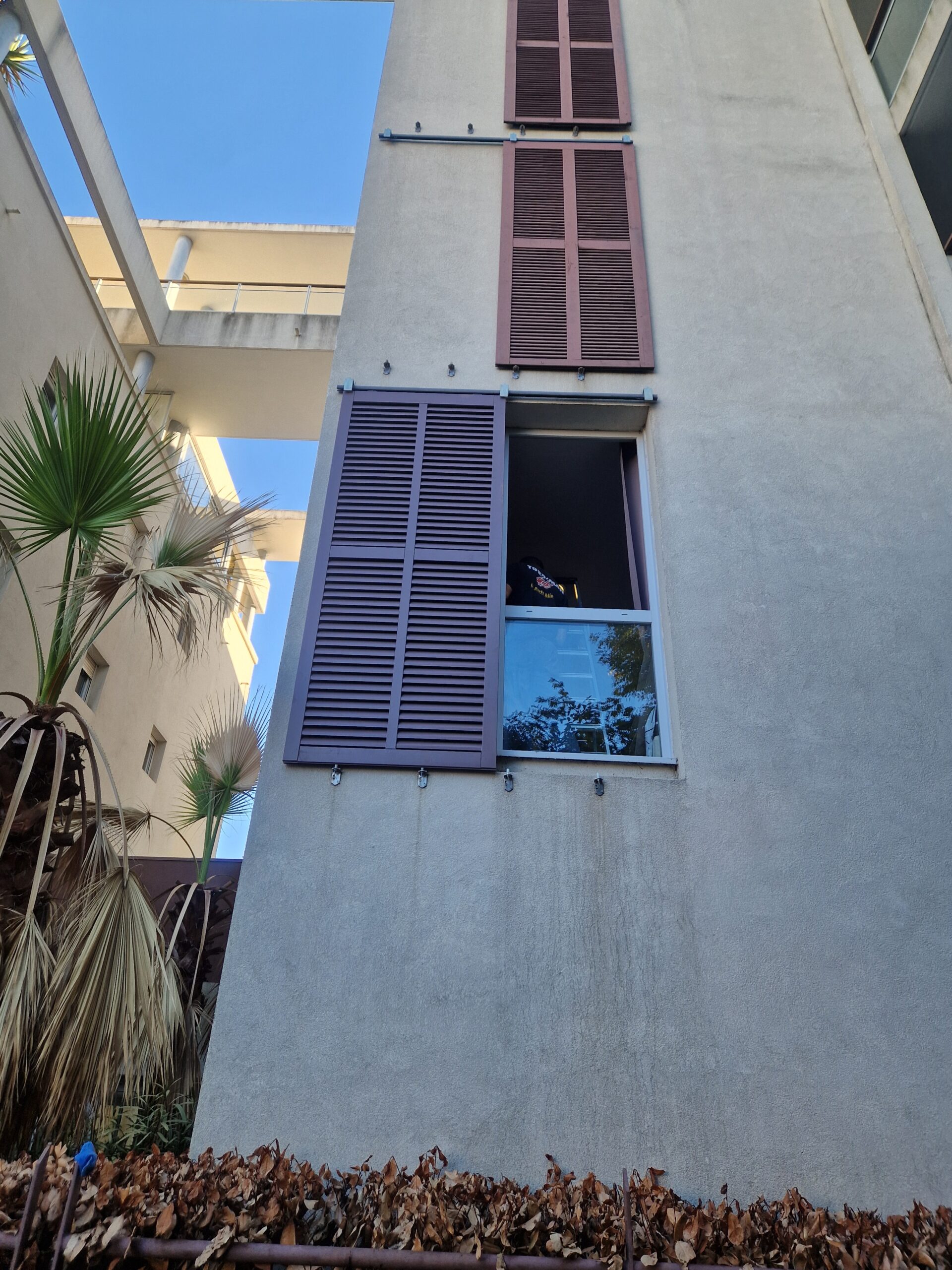 poseur volet coulissant en bois à lames persiennes à cagnes sur mer